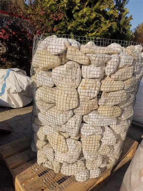 fotografia rôznych frakcií sypkých materiálov v sklade pripravených na expedíciu