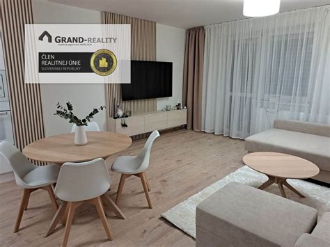 Moderný stromodom s viacerými spálňami a balkónom