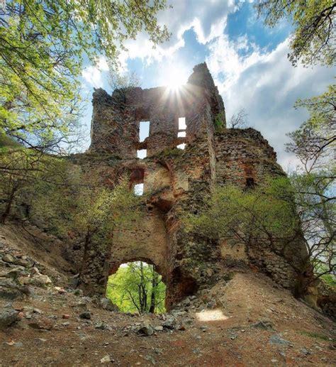 Zvyšky hradu Pajštún s výhľadom