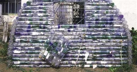 Infografika: Porovnanie dvoch metód stavby stien skleníka z plastových fliaš (navliekanie celých fliaš vs. spájanie rezaných obdĺžnikov)