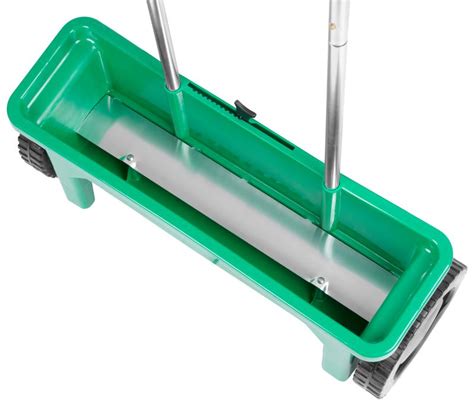 rozmetadlo na hnojivo aplikujúce vápno na trávnik