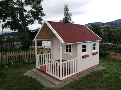 Detail exteriéru záhradného domčeka s imitáciou zlatého duba