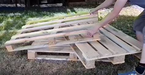 Návod na výrobu stolíka z paliet krok za krokom
