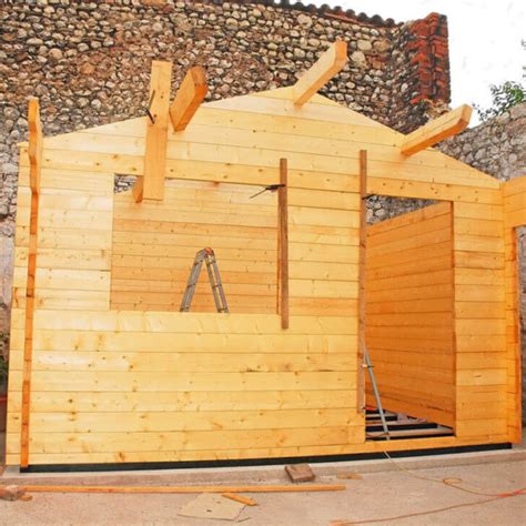 Detail povrchovej úpravy dreveného domčeka - nanášanie ochranného náteru