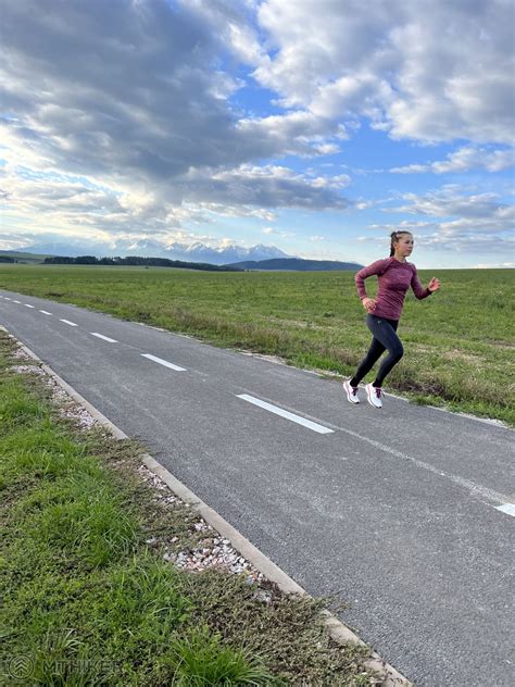 Ilustrácia správnej techniky rezu hrubého konára, kde je viditeľný postup odrezávania zospodu, potom zvrchu a následné odstránenie zvyšku.