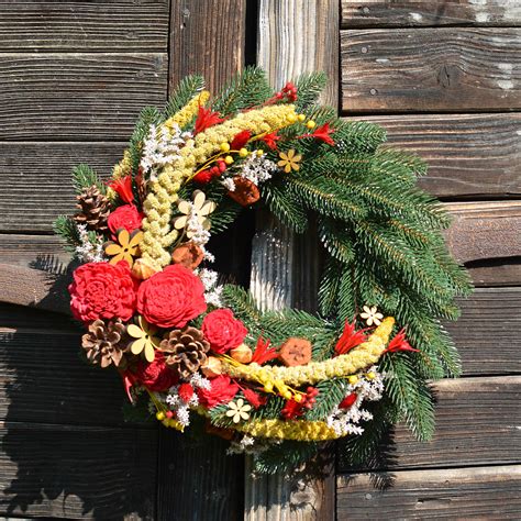 Dekorácie z čečiny a vetvičiek tuje s prírodnými prvkami, sušenými citrusmi a šiškami