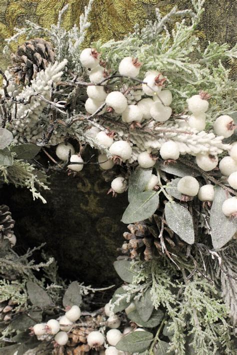 Vianočné zátišie s lampášmi a ihličím pri vchodových dverách