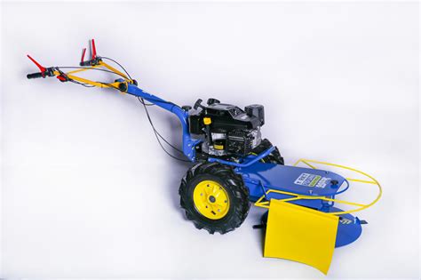 Detail rotavátora RKT-70 UNI pri práci v záhrade