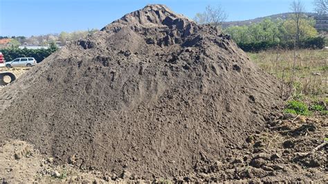 Infografika znázorňujúca prierez pôdnymi vrstvami: ornica, hnedozem a drvený betónový recyklát s popisom ich využitia.