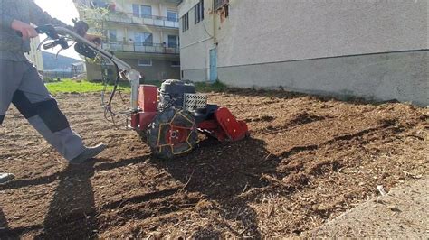 Schéma práce spätnej frézy (zakladača trávnika) pri úprave terénu pred výsevom.