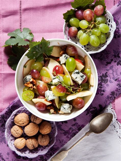 Obrázok s hroznom, červeným vínom a orechmi, ako zdrojmi resveratrolu.