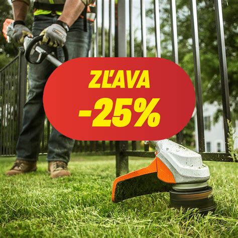 Ilustrácia akumulátorového postrekovača pri práci v záhrade