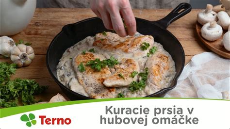 Misku s kuracími prsiami pripravenými na záhradnícky spôsob s rozloženou zeleninou a bylinkami