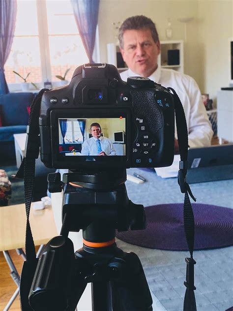 Animácia alebo schéma zobrazujúca funkciu AQUA Cell® pri zadržiavaní a uvoľňovaní vody a živín v substráte.