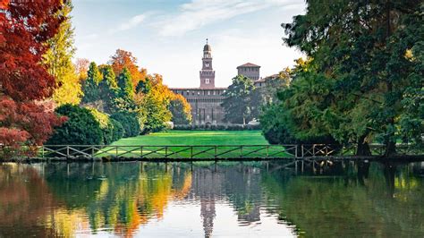 Pohľad na historický Sforza Castle z pokojných priestorov Parco Sempione.