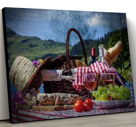 Ilustračná fotografia piknikového koša s prestretou dekou na lúke