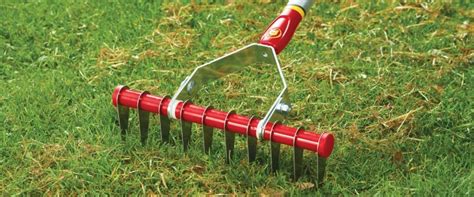 Ilustrácia kosenia trávnika na vyššiu výšku a systém zavlažovania trávnika