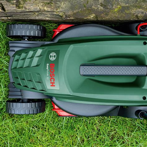 Detail prednej časti kosačky Bosch EasyRotak s patentovanými GrassCombs