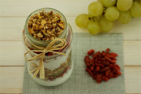 Ukážka prípravy zdravej misky s jogurtom, orechmi a plodmi goji