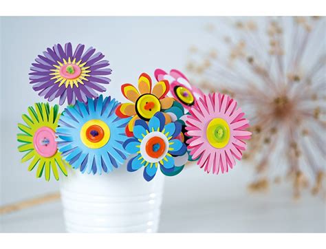 rozmanité kvety čemerice v rôznych farbách