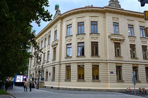 historická budova bohosloveckej fakulty alebo tematické foto s kňazskou tematikou