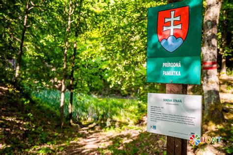 Značka upozorňujúca na chránené územie v lese