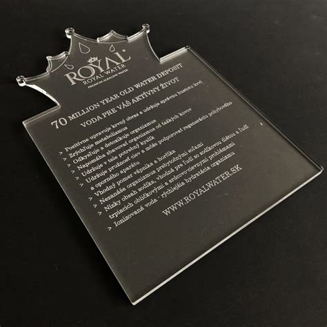 laserové gravírovanie na doske z plexiskla