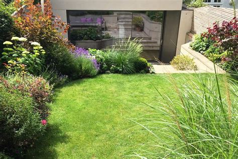 Ilustračná fotografia záhrady s kombináciou trvaliek a okrasných tráv