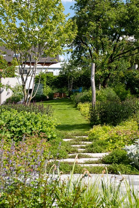 Ukážka pôdopokryvných trvaliek v tienistej časti záhrady