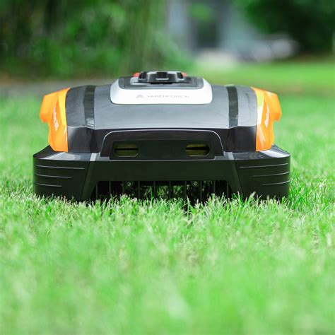Robotická kosačka Yard Force pri práci na modernom udržiavanom trávniku v záhrade
