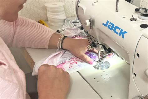 Detailný pohľad na proces zaštipovania paradajkových výhonkov