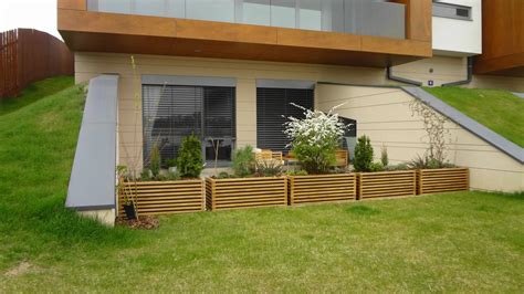 Tematické foto záhrady plnej buriny s porovnaním čistej záhrady