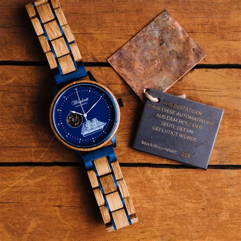 Drevené hodinky a šperky z tuje s charakteristickou kresbou