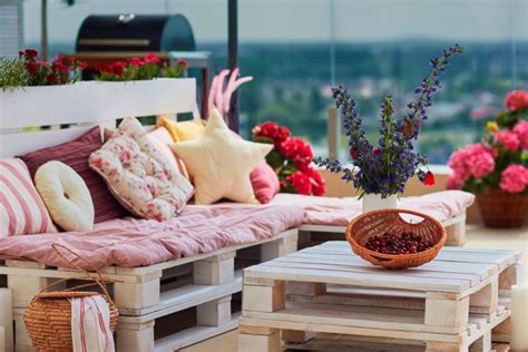 Ilustračné foto rôznych DIY projektov z drevených paliet