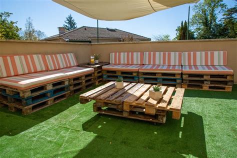 Schéma alebo vizualizácia záhradného domčeka postaveného z paliet