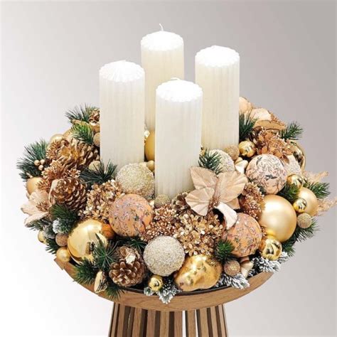 schéma dekoratívneho zasneženého konára vo váze s vianočnými ozdobami