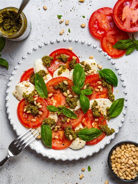 Tematické foto: šalát Caprese s čerstvou bazalkou