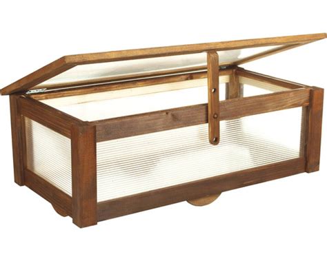 Drevené parenisko s otvoreným vekom, ukazujúce mladé rastlinky