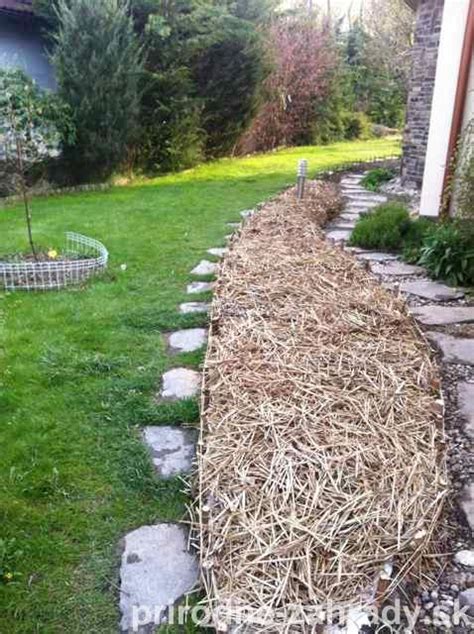 záhon s mulčom z drevnej štiepky