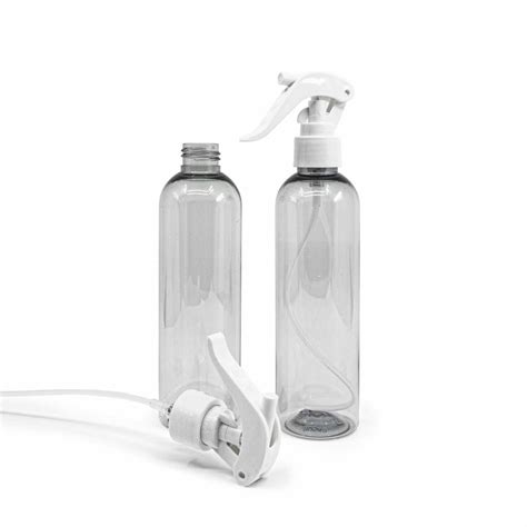 rozprašovač s octom a fľaša s vriacou vodou