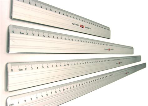 Ilustrácia správneho držania skalpela pri rezaní podľa kovového pravítka