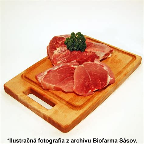Detailný pohľad na surové bravčové pliecko s mramorovaním
