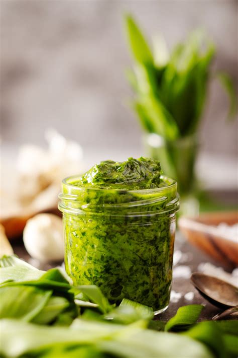Hotové pesto z medvedieho cesnaku v pohári.