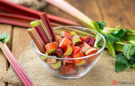 Ilustrácia správneho spôsobu zberu stoniek rebarbory