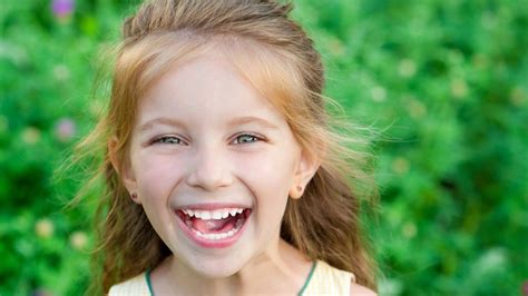 šťastné dieťa pri záhradkárčení s detským náradím