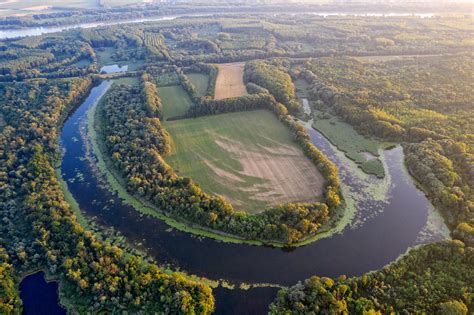 Schéma: Infografika zobrazujúca lokalitu Žitný ostrov, geotermálne zdroje a systém pestovania zeleniny v skleníkoch