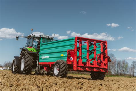 Rozmetadlo maštaľného hnoja v akcii