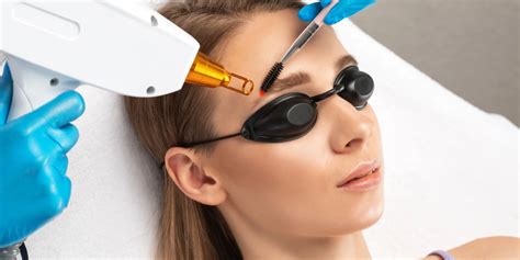 lekár vykonávajúci odstránenie kurieho oka laserom alebo skalpelom
