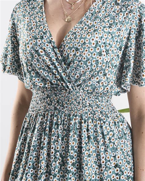 Detailná schéma vzhľadu rastliny Calamondin: hustá koruna s drobnými žlto-oranžovými plodmi a bielymi kvetmi