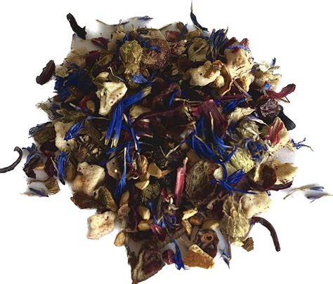 fotografia detailu sušených a čerstvých byliniek pripravených na zamiešanie do mokrého krmiva